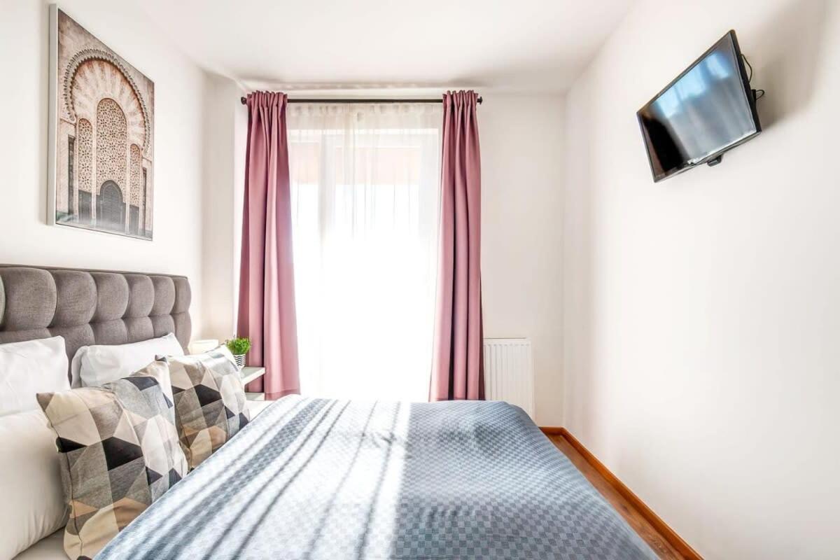 - New - With Sunny Balcony Apartment *