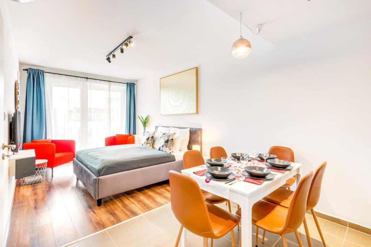 - New - With Sunny Balcony Apartment *