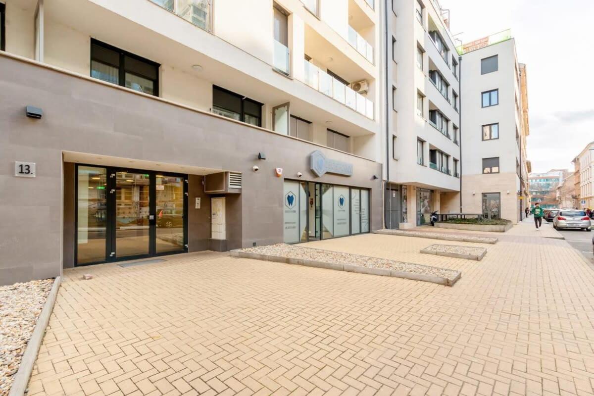 - New - With Sunny Balcony Apartment