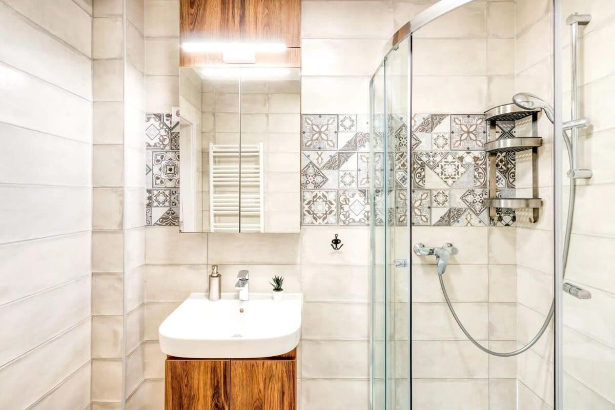 - New - With Sunny Balcony Apartment *
