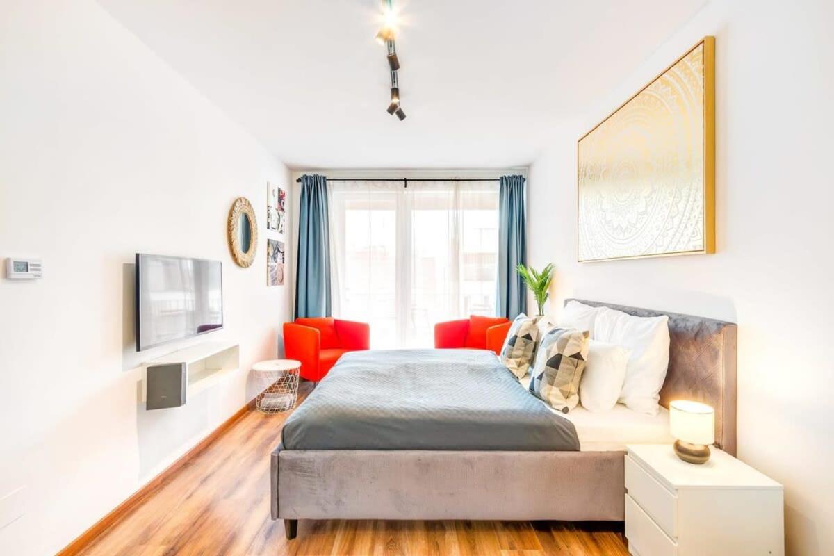 - New - With Sunny Balcony Apartment *