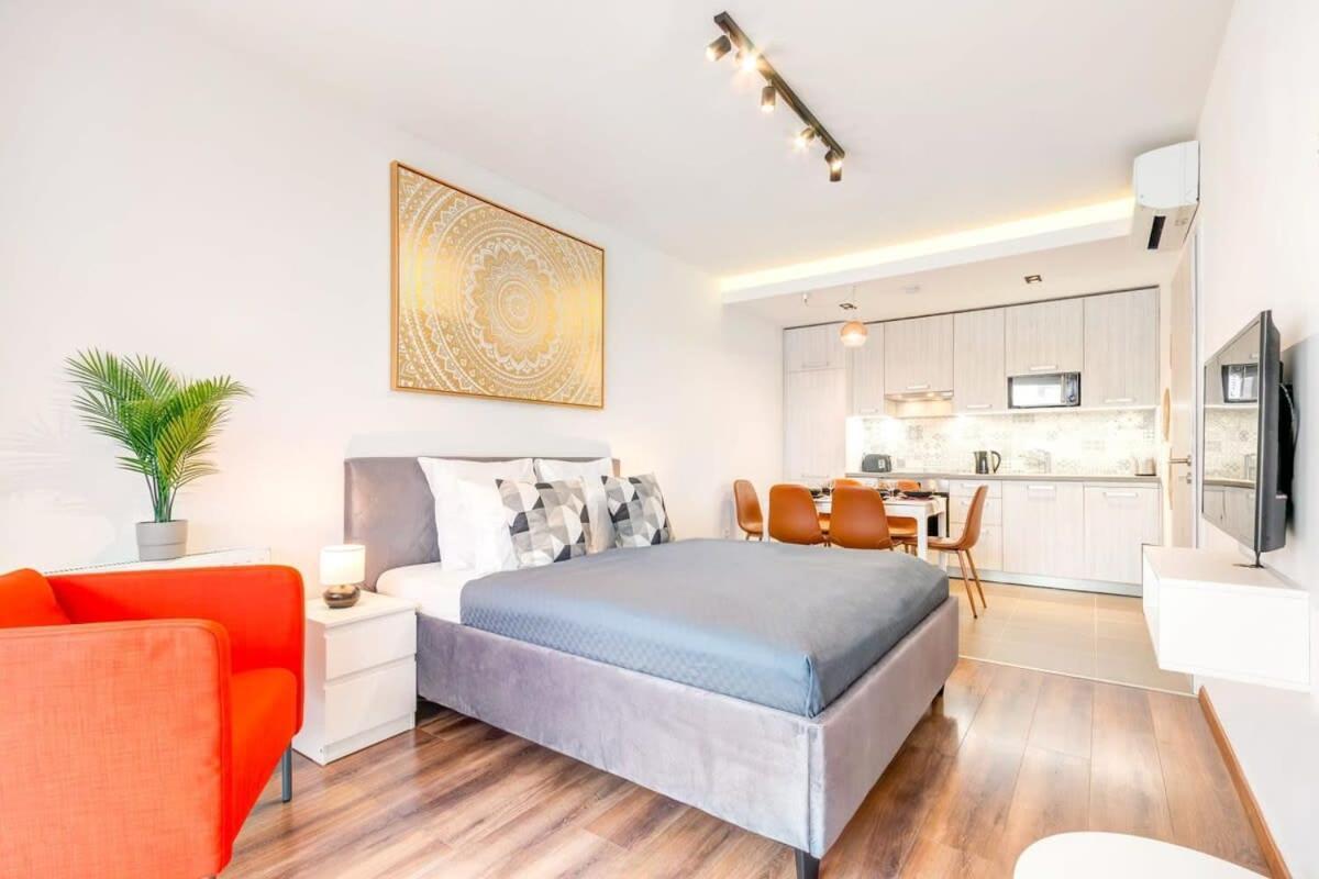 - New - With Sunny Balcony Apartment